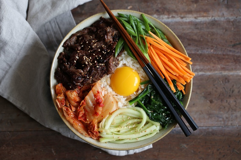 Cơm trộn bibimbap là điển hình cho triết lý ngũ sắc trong ẩm thực Hàn Quốc