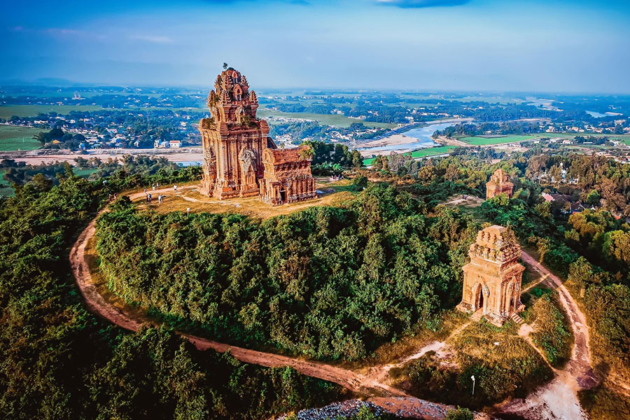 Vẻ đẹp toàn cảnh Tháp Bánh Ít