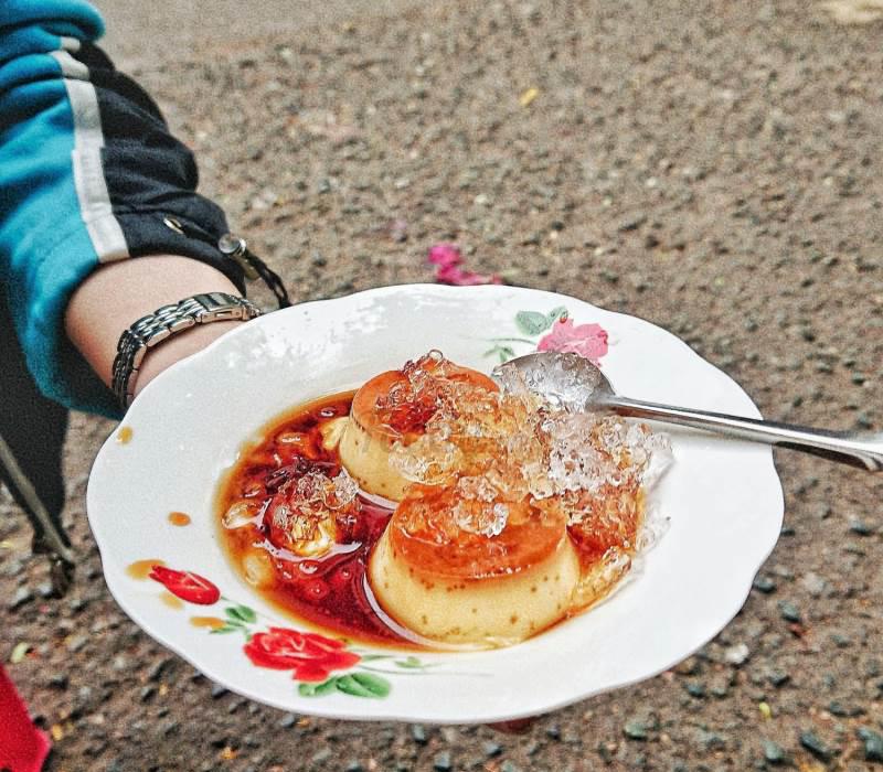 Ăn gì ở Quận 5 bánh flan Chị Mười