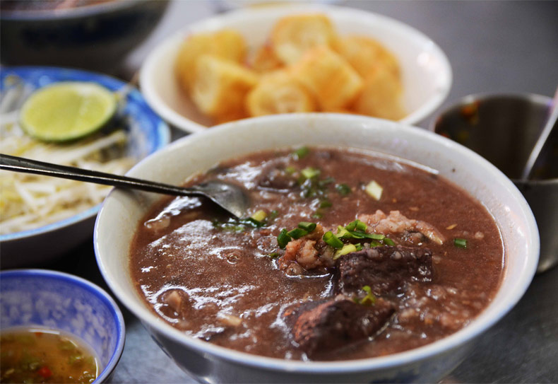 Ăn sập Sài Gòn tại quán cháo lòng bà Út