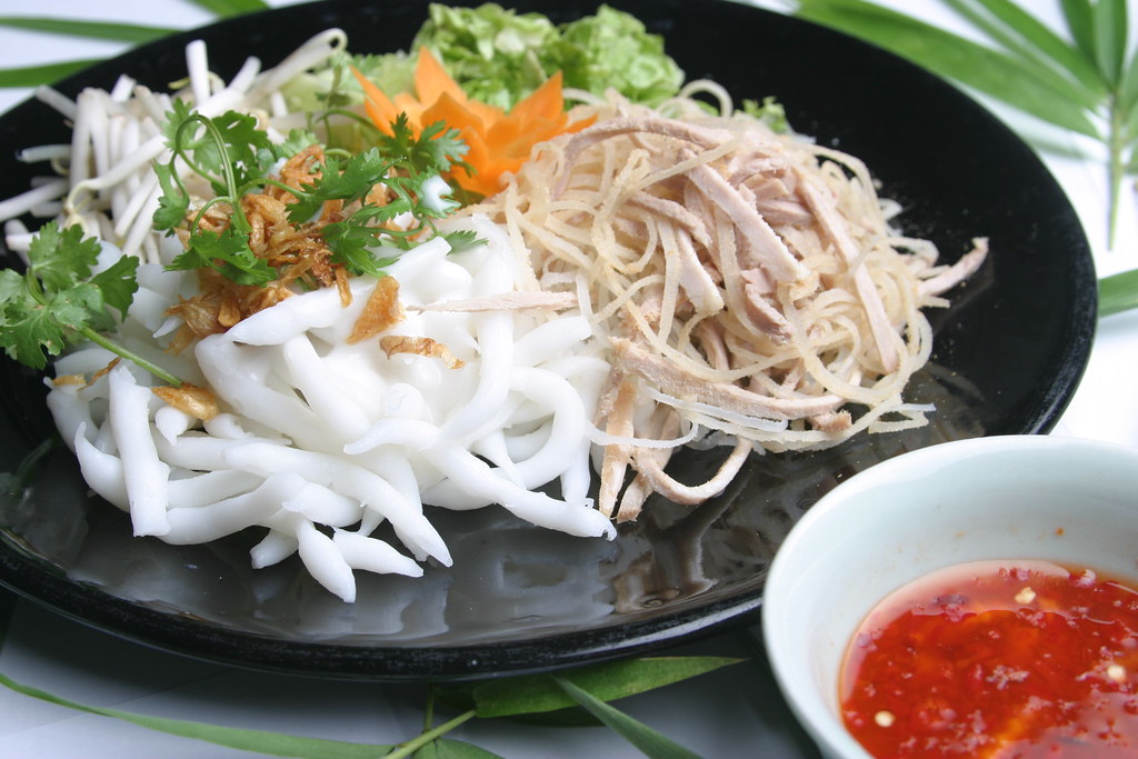 Đến hồ Tà Pạ bạn nhớ ăn thử món bánh tằm bì nhé