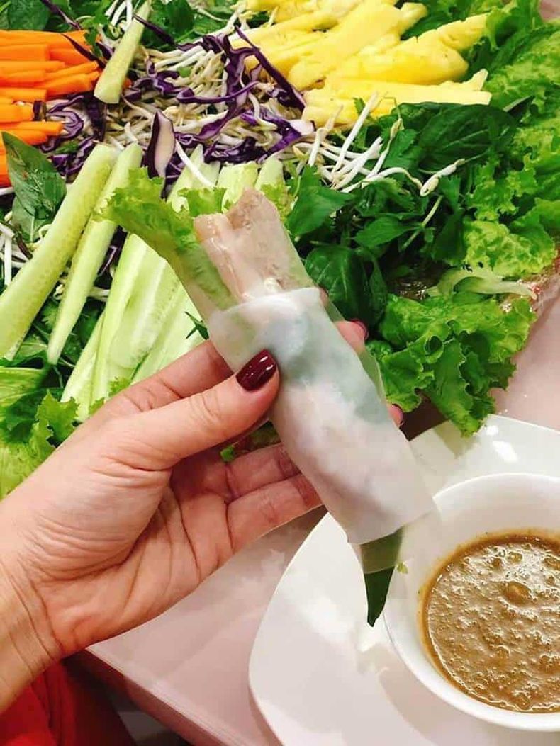 ăn uống tại lễ hội đua thuyền Đà Nẵng