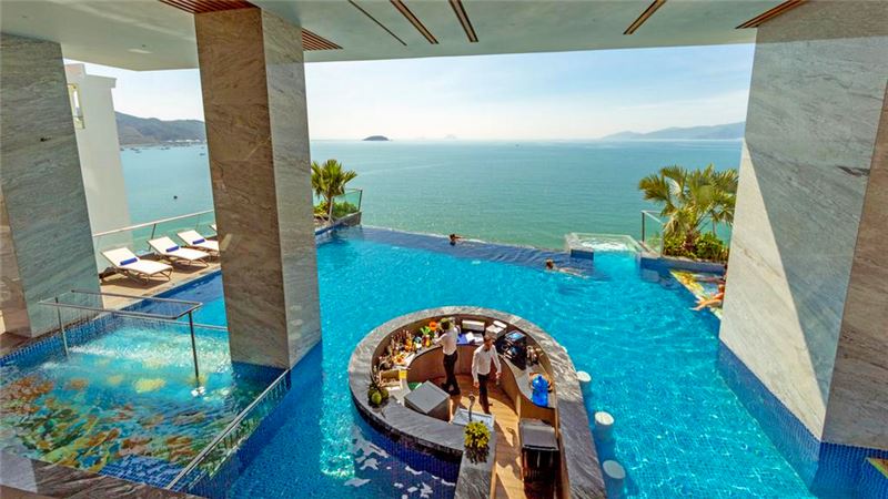 royal-beach-boton-blue-hotel-ve-may-bay-tu-hue-di-nha-trang