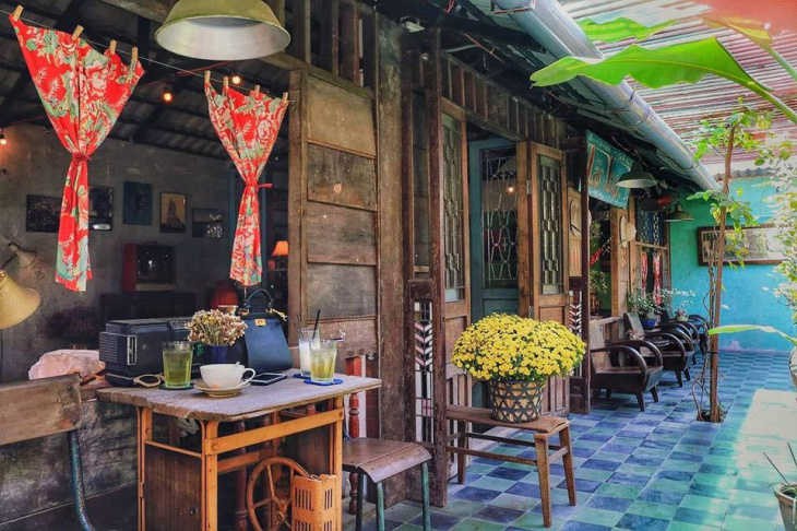 Cà phê vintage Lão Hạc Quán