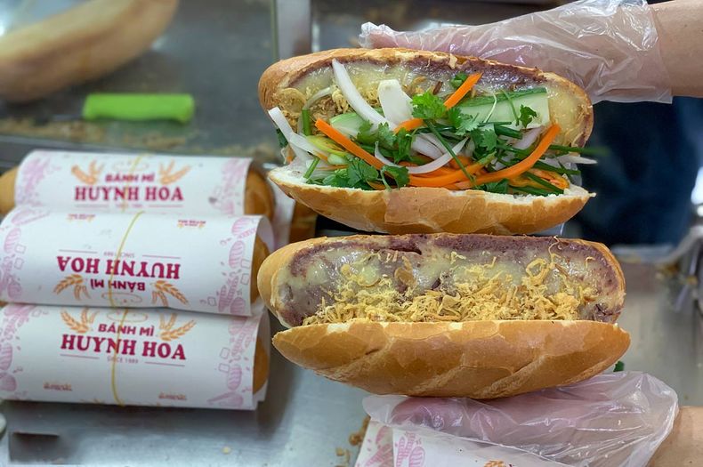 Các món ăn ngon ở Sài Gòn bánh mì Huỳnh Hoa