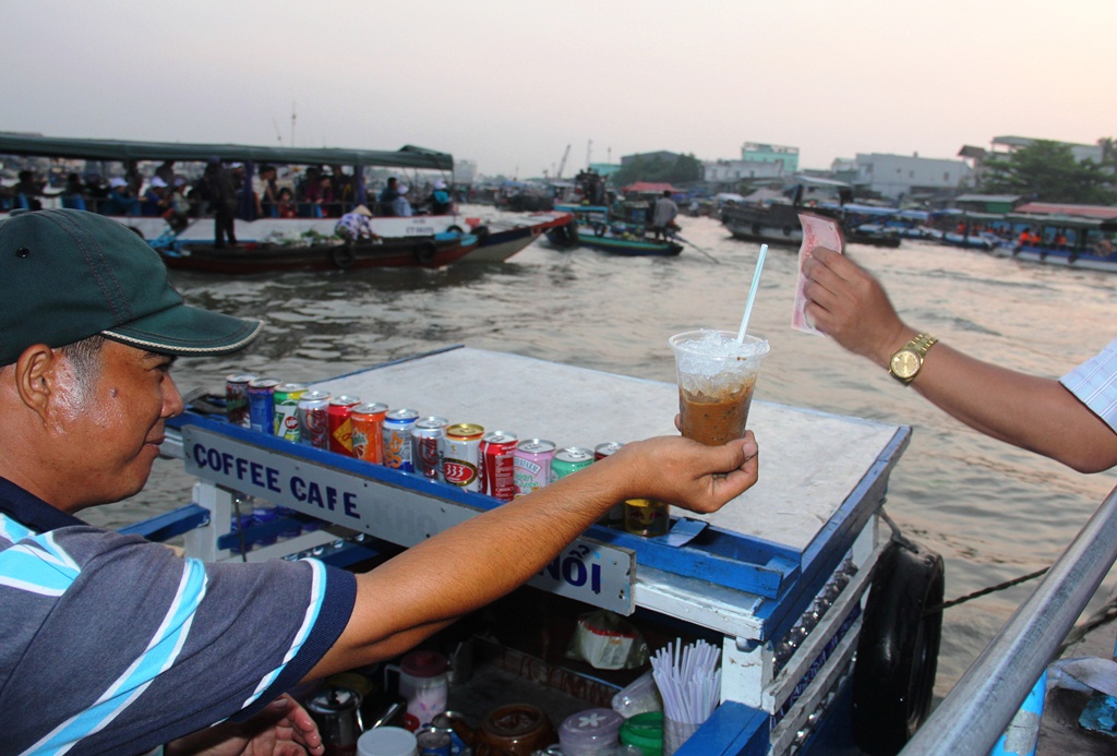 cà phê nổi tại chợ nổi Cần Thơ
