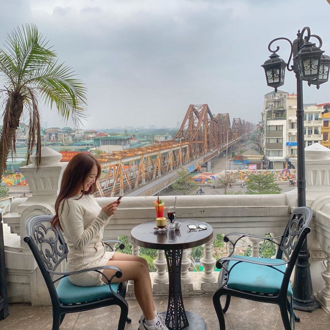 cà phê Trần Nhật Duật gần cầu Long Biên