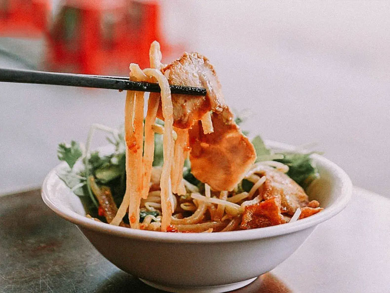 Cao lầu - món ngon Quận 10 nổi tiếng