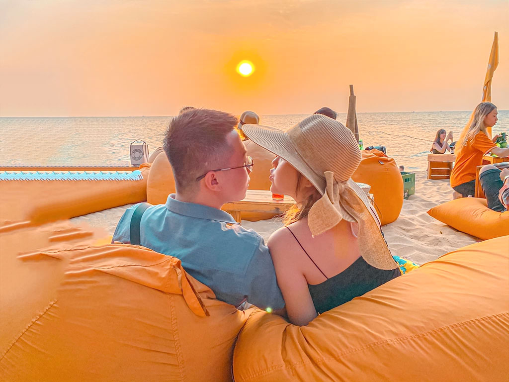 Check in Rory's Beach Bar