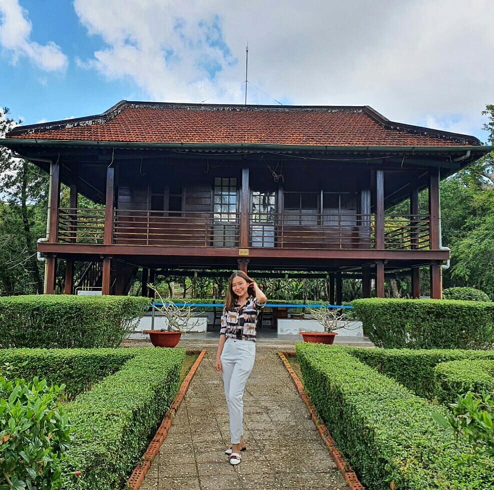 tham quan nhà sàn bác Hồ mặc gì