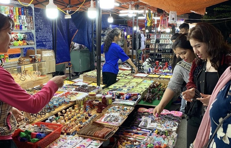Mua sắm ở chợ đêm Sơn Trà