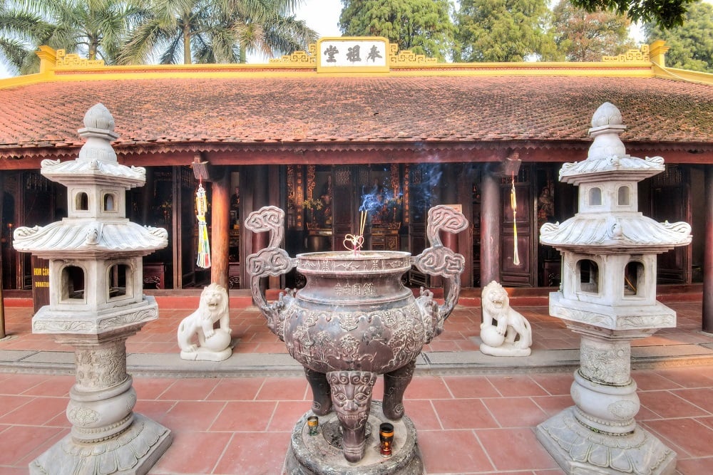 Chùa Trấn Quốc - dâng hương