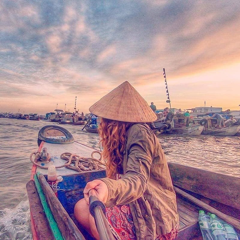 chụp ảnh check-in tại chợ nổi Cái Răng Cần Thơ