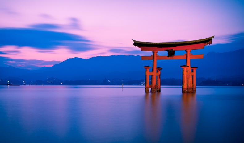 Cổng Torii Nhật Bản nổi trên mặt hồ