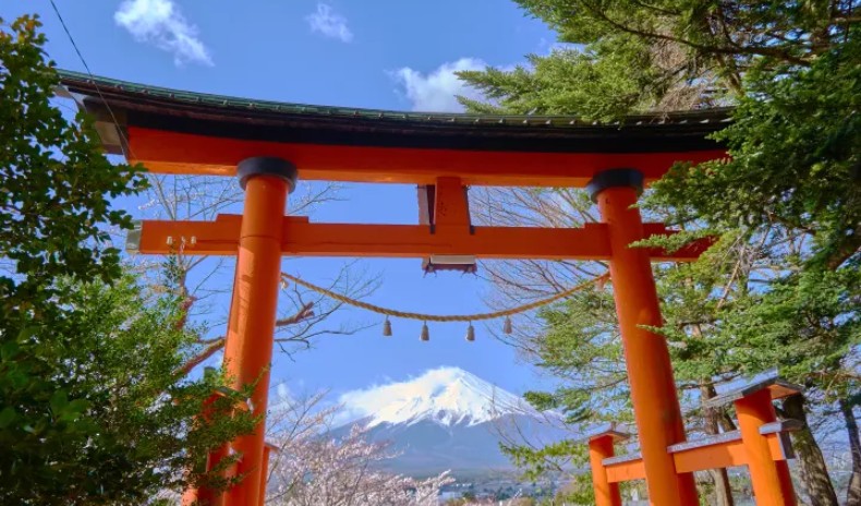 Cổng Torii Nhật Bản tại núi Phú Sĩ