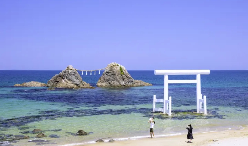 Cổng torii Nhật Bản trên mặt biển xanh