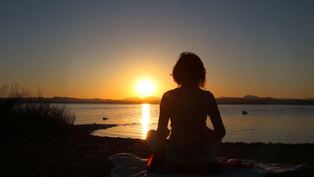 dạo biển vào buổi tối tại Cát Bà