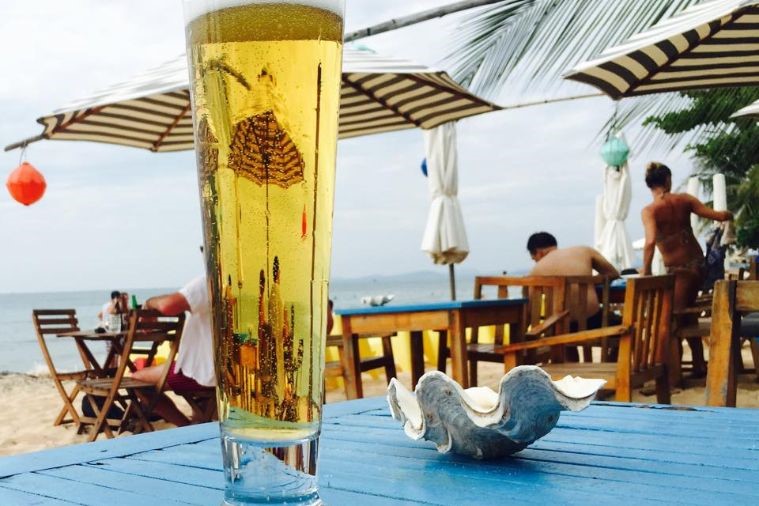 Di chuyển đến Rory's Beach Bar