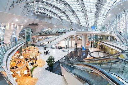 KHU VỰC GIẢI TRÍ HIỆN ĐẠI TẠI SÂN BAY INCHEON VỚI KHÔNG GIAN MỞ VÀ ÁNH SÁNG TỰ NHIÊN