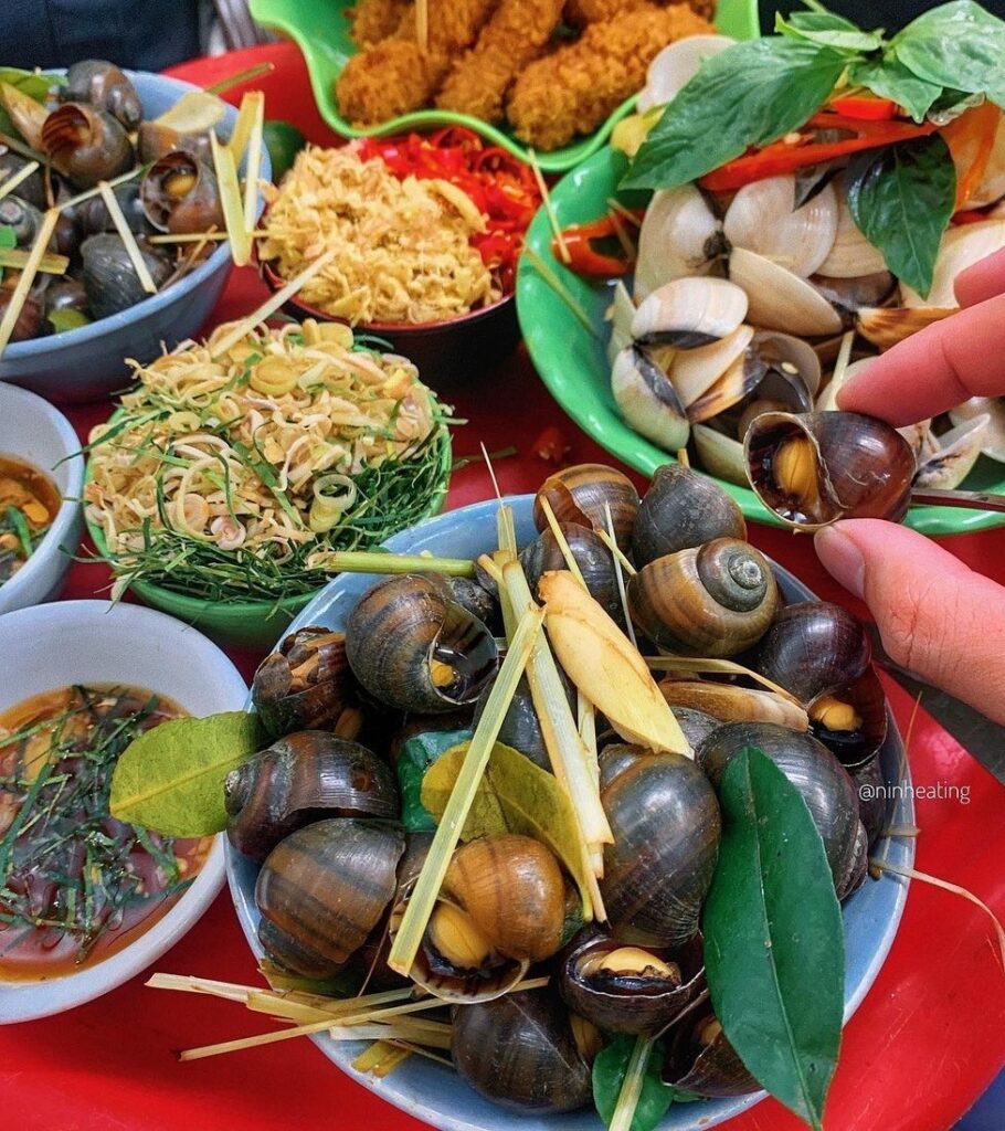 Đồ ăn vặt đêm Hà Nội ốc nóng Hà Trang