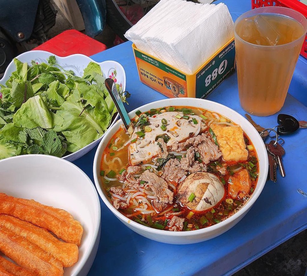 Đồ ăn vặt đêm Hà Nội bún ốc Hàng Khoai