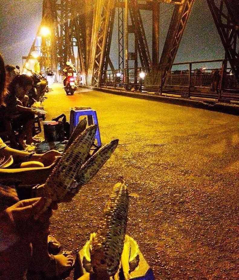 đồ nướng bình danh trên cầu Long Biên
