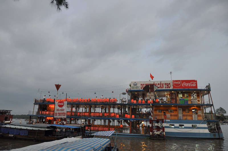 di chuyển đến bến Ninh Kiều để khám phá du thuyền Cần Thơ