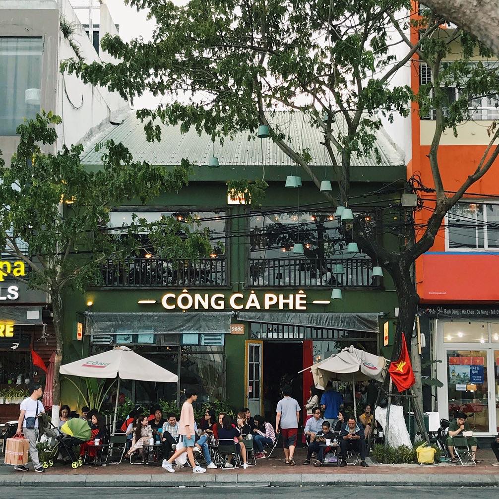 tone màu xanh đặc trưng của Cộng Cafe Đà Nẵng