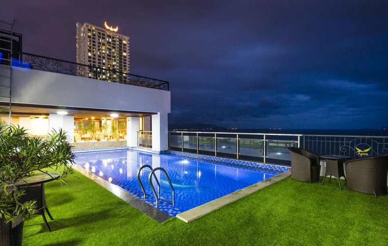 Hồ bơi và bar Apus Hotel Nha Trang