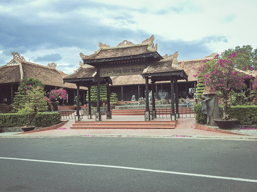 Hội quán Hòn Chồng