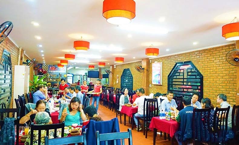 Không gian quán cơm niêu Nhà Đỏ