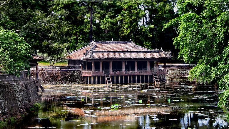 ve-may-bay-vietnam-airlines-ha-noi-di-hue