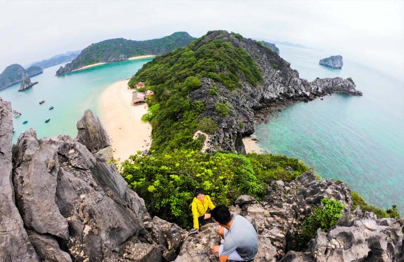 leo núi tại đảo Khỉ Cát Bà