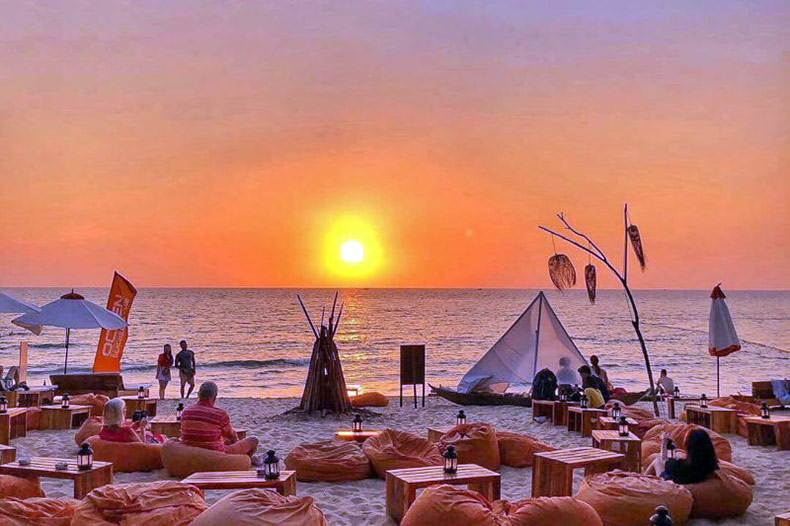 Ngắm hoàng hôn ở Rory's Beach Bar