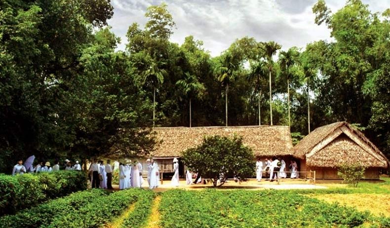 Cây đa Tân Trào Nhà Công An