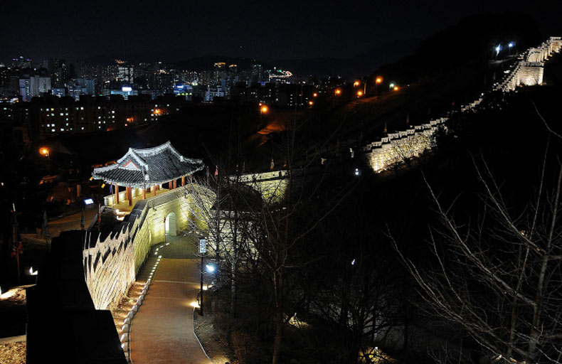 Hàn Quốc về đêm thành Dongnae Eupseong đêm