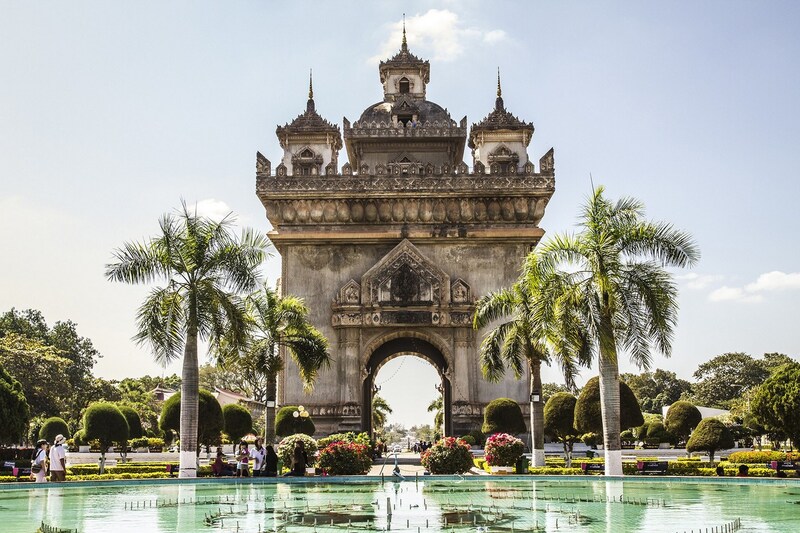 Khải hoàn môn Patuxay - vé máy bay đi Lào