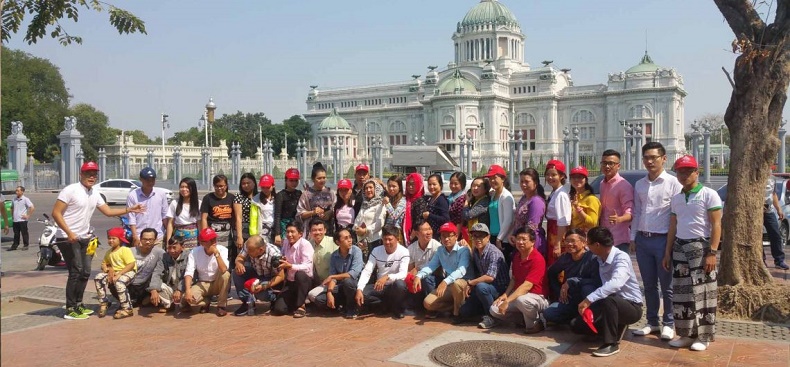 Du khách tham quan cung điện mùa hè