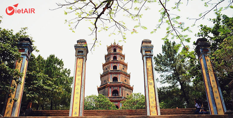 Chùa Thiên Mụ là địa điểm du xuân nổi tiếng ở Huế trong dịp Tết 2019