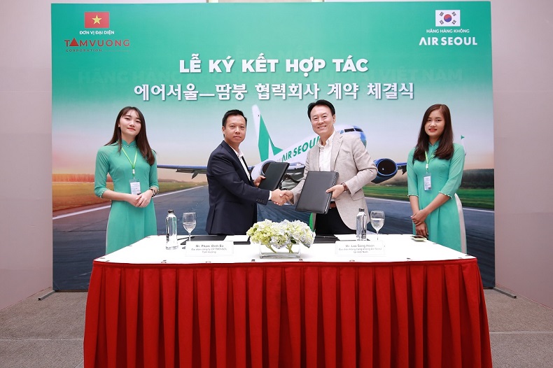 Lễ ký kết hợp tác giữa đại diện công ty Tam Vương và đại diện hãng hàng không Air Seoul