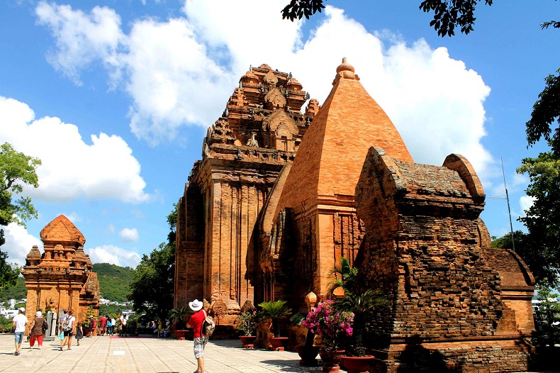 Mua vé máy bay Tết dù là để về sum họp gia đình hay đi du lịch thì cũng cần lưu ý đến các đợt mở bán