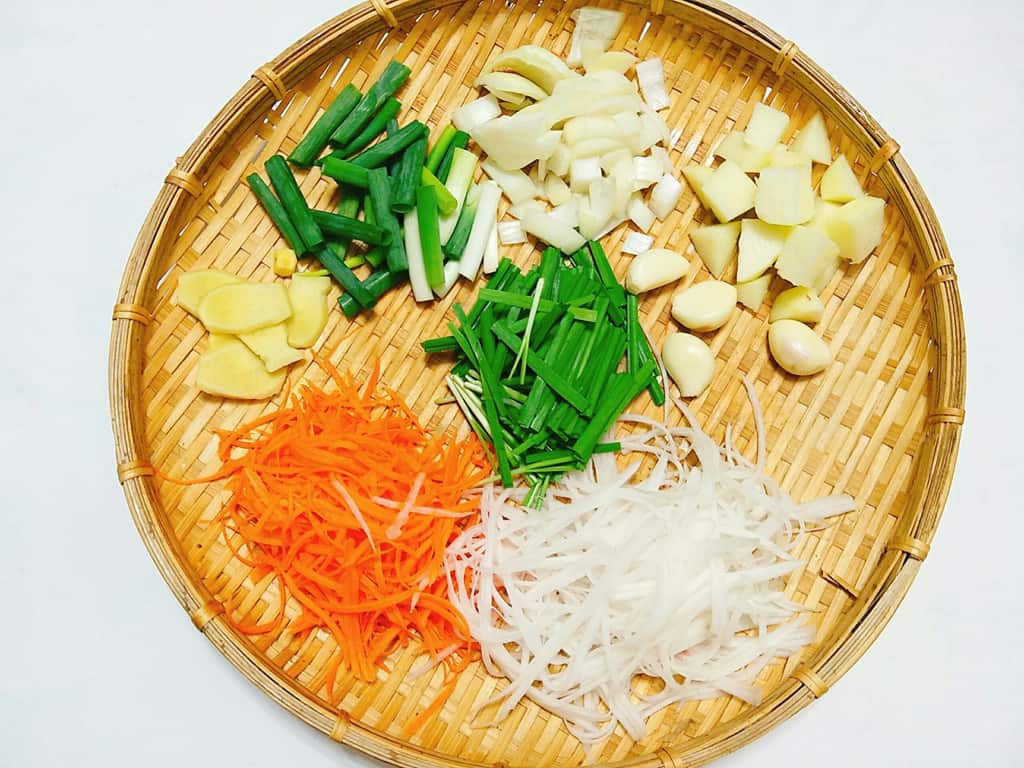 sơ chế các nguyên liệu để muối kim chi Hàn Quốc