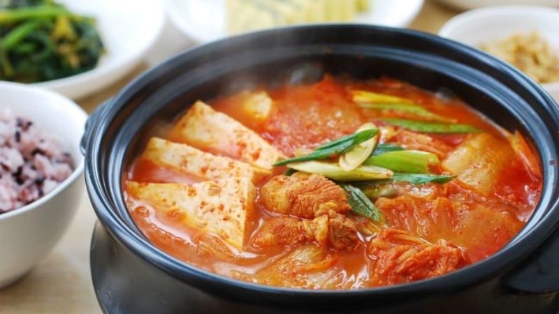 Nấu nước lẩu kim chi Hàn Quốc