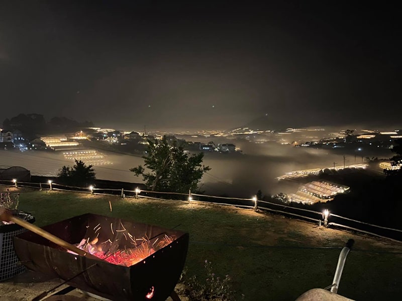 Cafe Túi Mơ To Đà Lạt - Khung cảnh thơ mộng về đêm