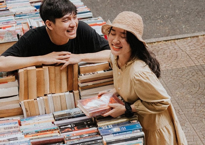 chụp ảnh check-in sống ảo tại đường sách Nguyễn Văn Bình