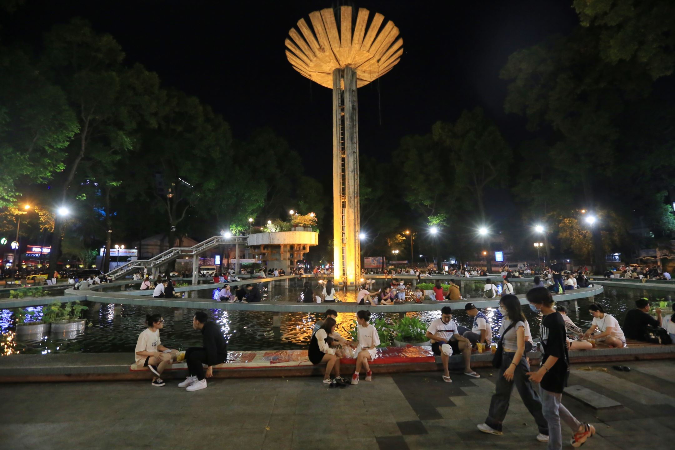 Đi chơi hồ Con Rùa ban đêm