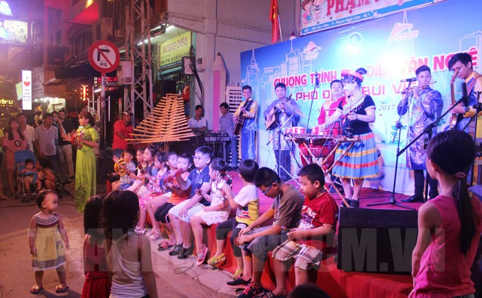 Phố đi bộ Bùi Viện - Tiết mục ca nhạc hấp dẫn