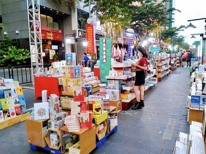 đường sách phố đi bộ Nguyễn Huệ