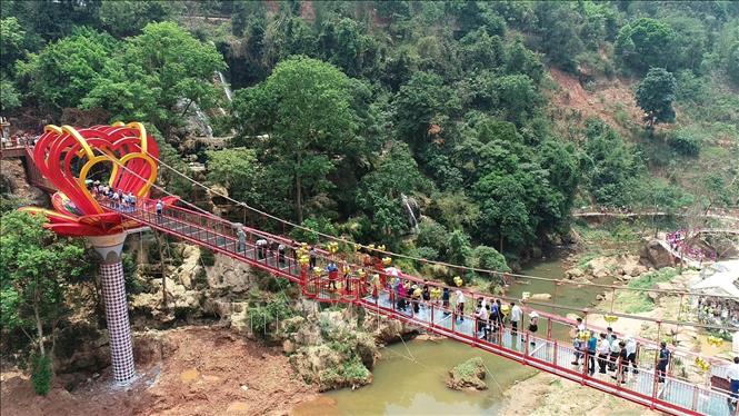 Thác Dải Yếm - Cầu kính tình yêu 