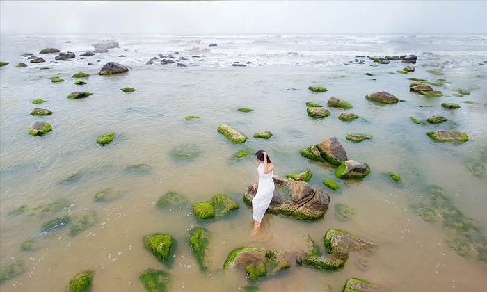 Bãi Rạn Nam Ô - Chụp ảnh bên mỏm đá rêu phong